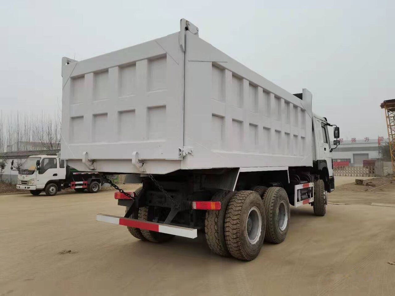 Sinotruk HOWO 6*4 Dump truck - Caminhão basculante: foto 2 Sinotruk HOWO 6*4 Dump truck - Caminhão basculante: foto 2