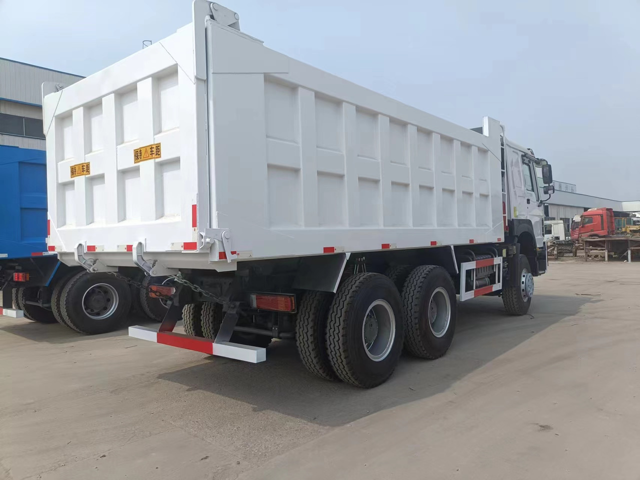Sinotruk HOWO 6*4 Dump truck - Caminhão basculante: foto 4 Sinotruk HOWO 6*4 Dump truck - Caminhão basculante: foto 4