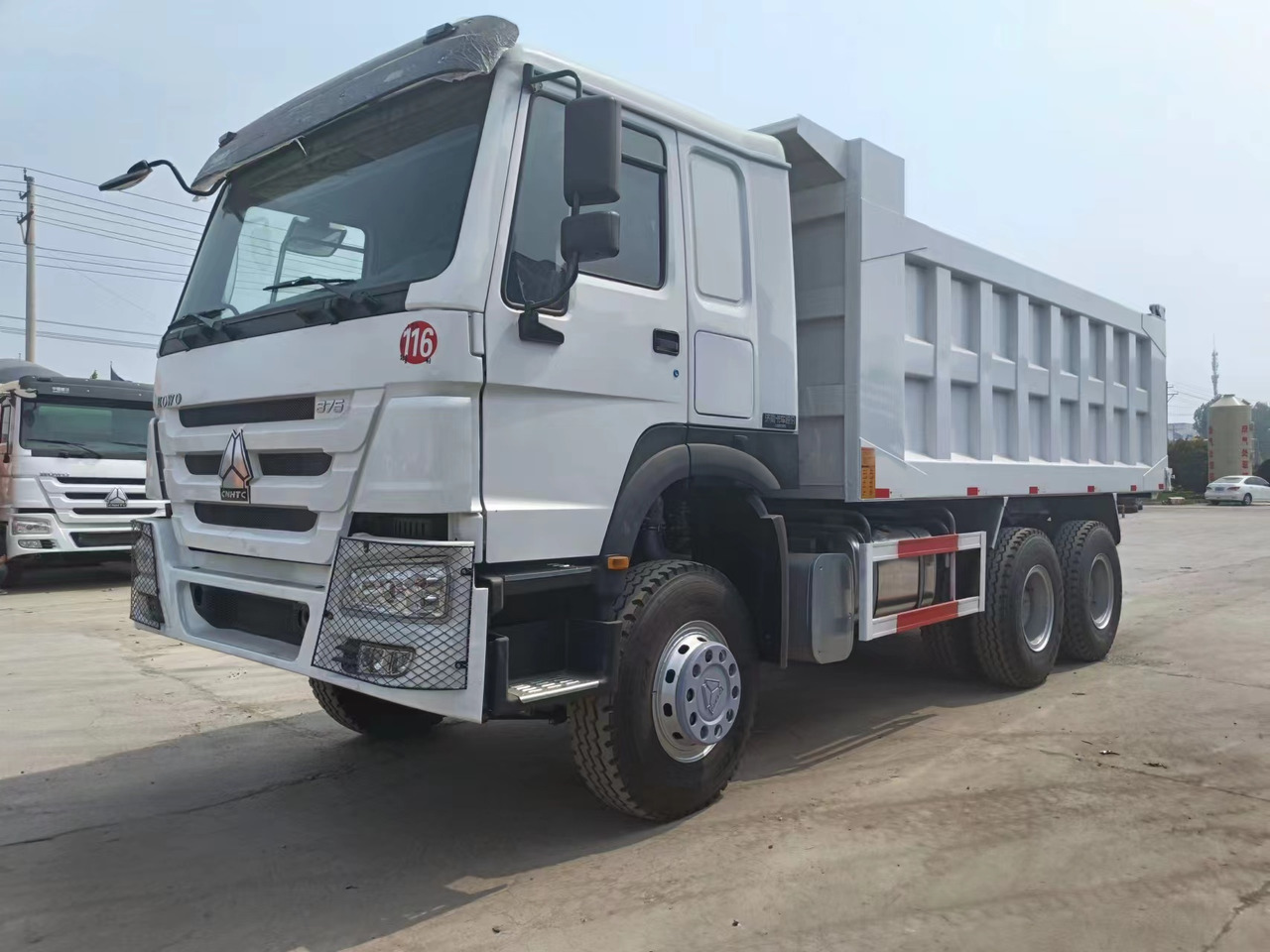 Sinotruk HOWO 6*4 Dump truck - Caminhão basculante: foto 2 Sinotruk HOWO 6*4 Dump truck - Caminhão basculante: foto 2