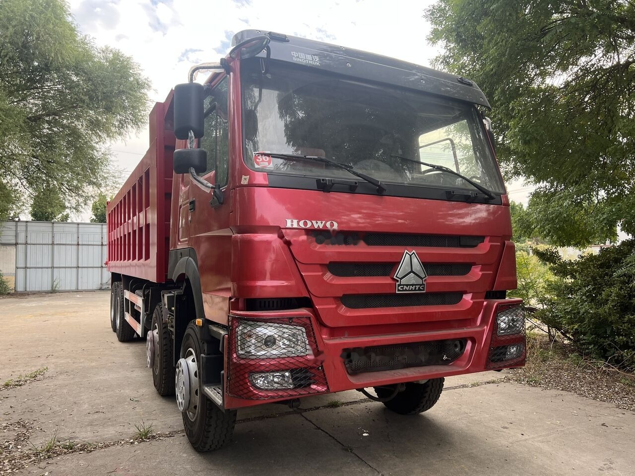 Sinotruk HOWO 8*4 Dump truck - Caminhão basculante: foto 1 Sinotruk HOWO 8*4 Dump truck - Caminhão basculante: foto 1