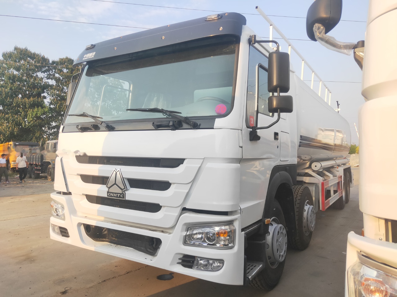 Sinotruk HOWO 8*4 Tank truck - Caminhão tanque: foto 5 Sinotruk HOWO 8*4 Tank truck - Caminhão tanque: foto 5