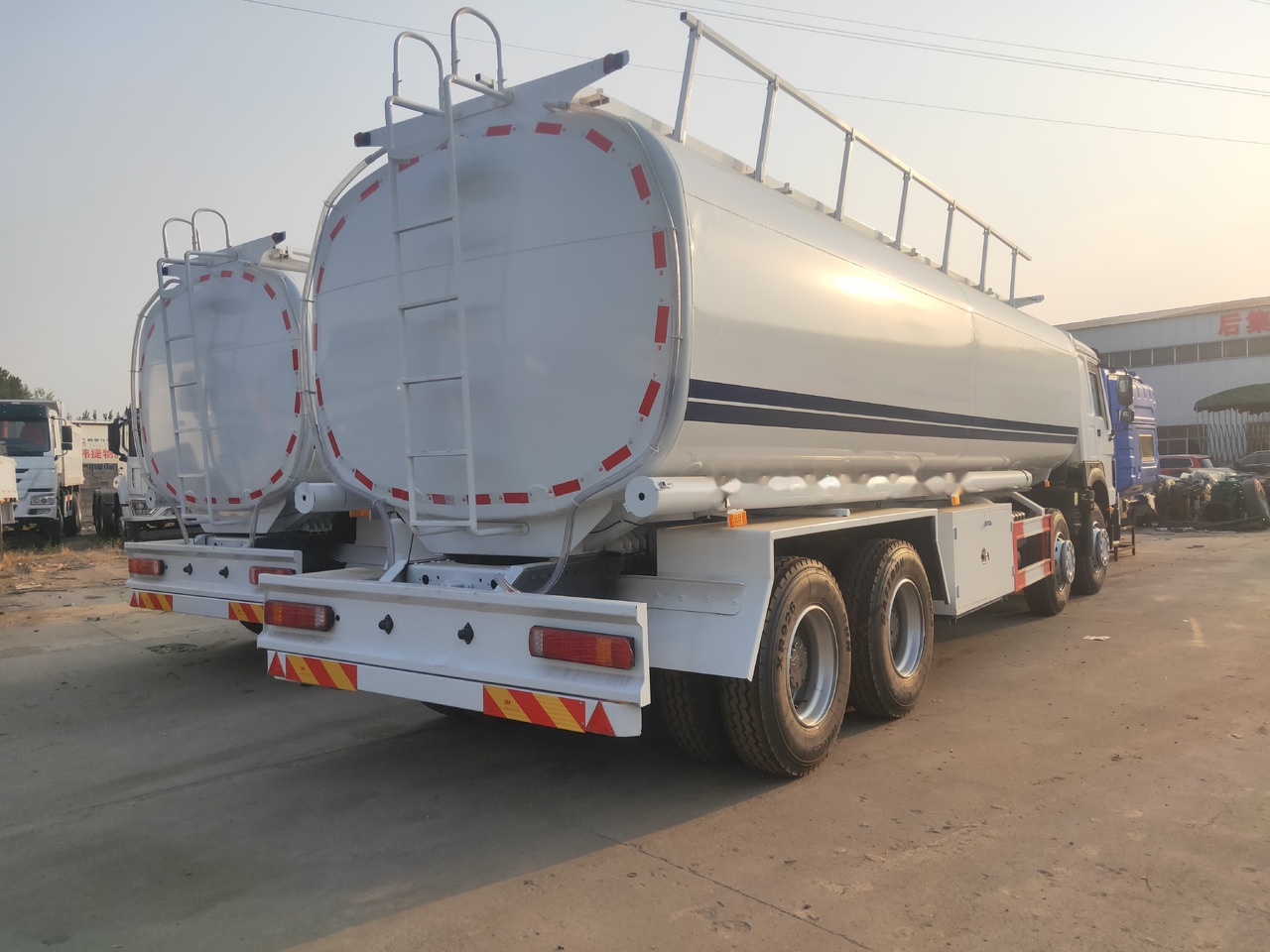 Sinotruk HOWO 8*4 Tank truck - Caminhão tanque: foto 2 Sinotruk HOWO 8*4 Tank truck - Caminhão tanque: foto 2