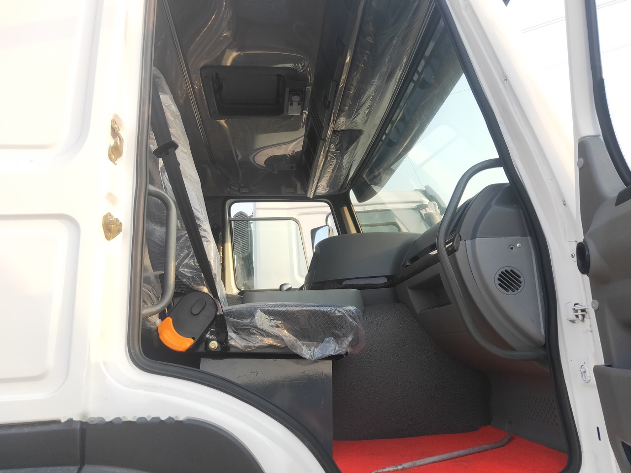 Sinotruk HOWO 8*4 Tank truck - Caminhão tanque: foto 4 Sinotruk HOWO 8*4 Tank truck - Caminhão tanque: foto 4