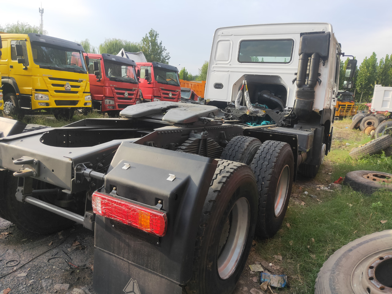 Tractor Sinotruk HOWO 371 6*4 Tractor: foto 10 Tractor Sinotruk HOWO 371 6*4 Tractor: foto 10