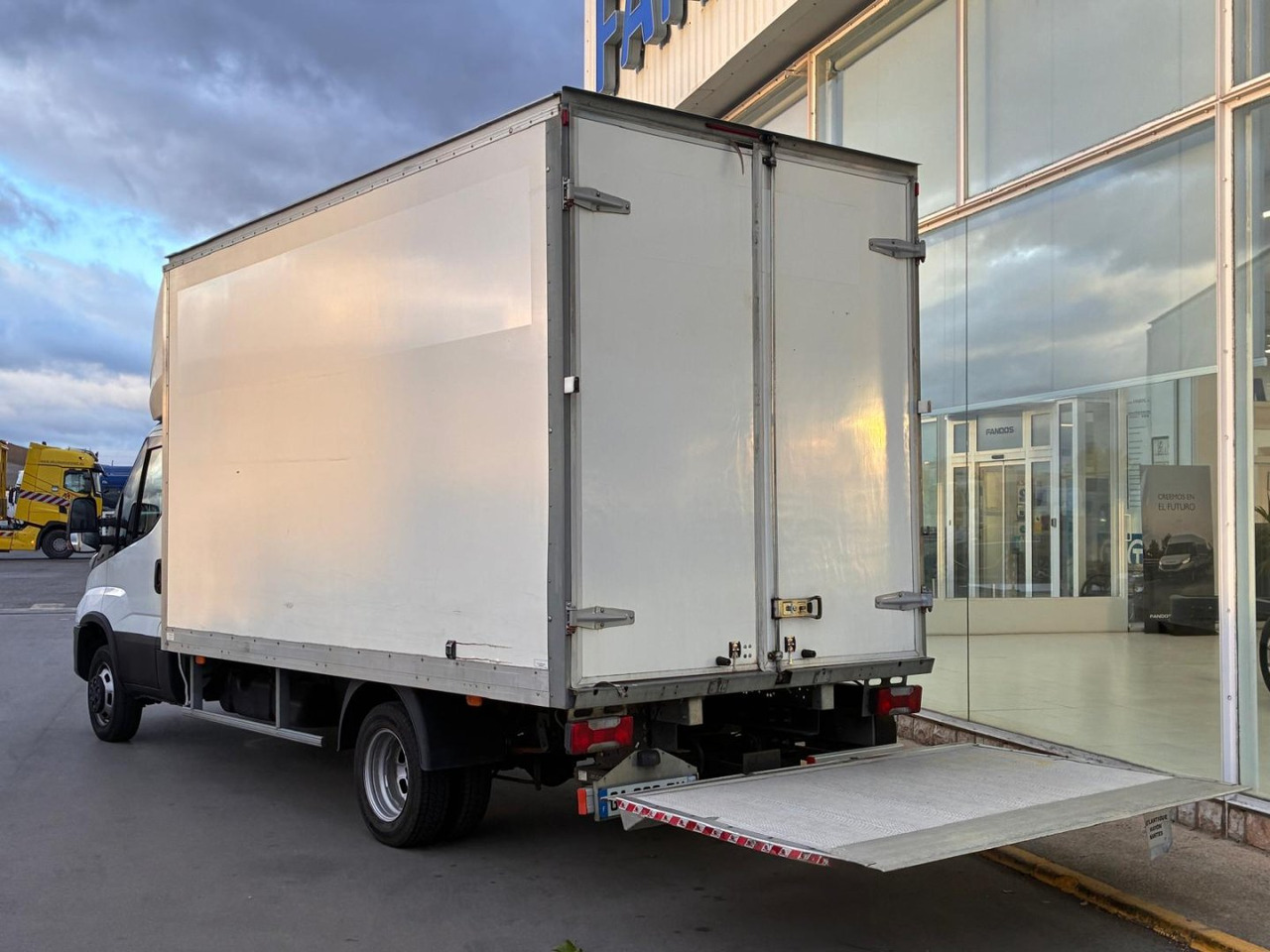 Caja cerrada IVECO 35C14 20m3 con puertas traseras y rampa elevadora - Carrinha de contentor: foto 4 Caja cerrada IVECO 35C14 20m3 con puertas traseras y rampa elevadora - Carrinha de contentor: foto 4