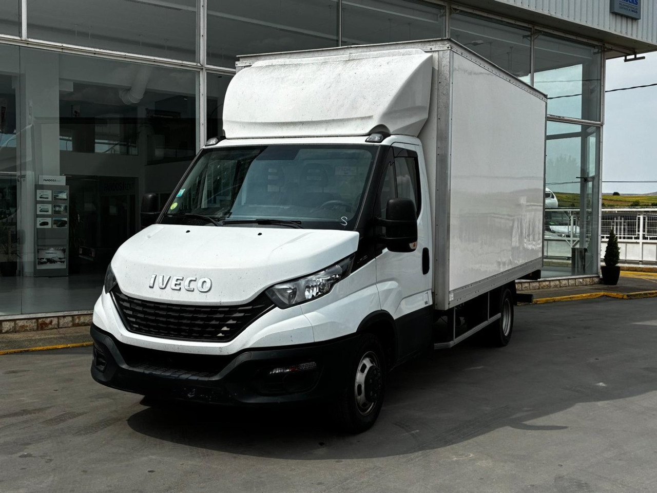 Caja cerrada IVECO 35C16 20m3 - Carrinha de contentor: foto 1 Caja cerrada IVECO 35C16 20m3 - Carrinha de contentor: foto 1