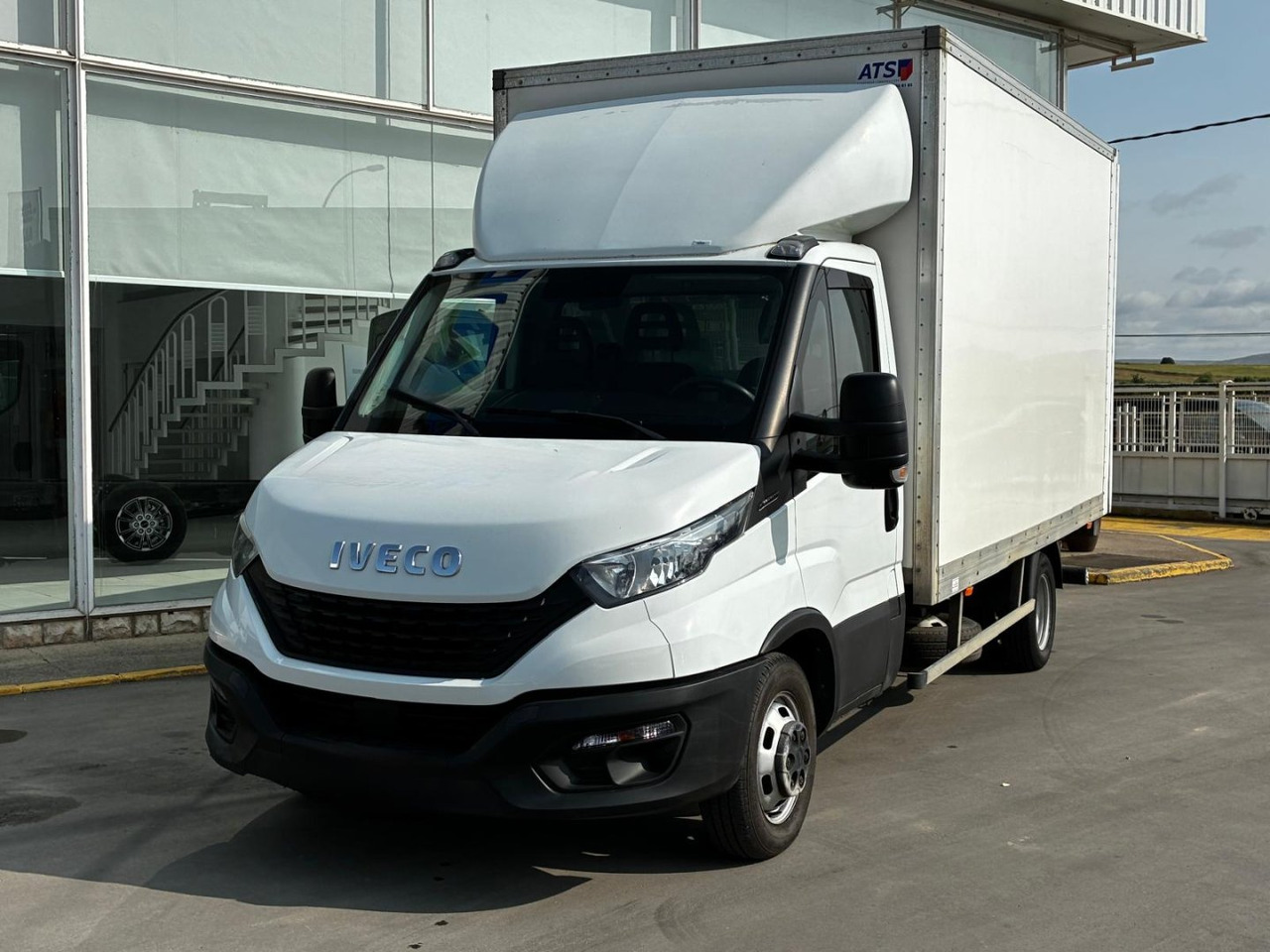 Caja cerrada IVECO 35C16 20m3 - Carrinha de contentor: foto 1 Caja cerrada IVECO 35C16 20m3 - Carrinha de contentor: foto 1