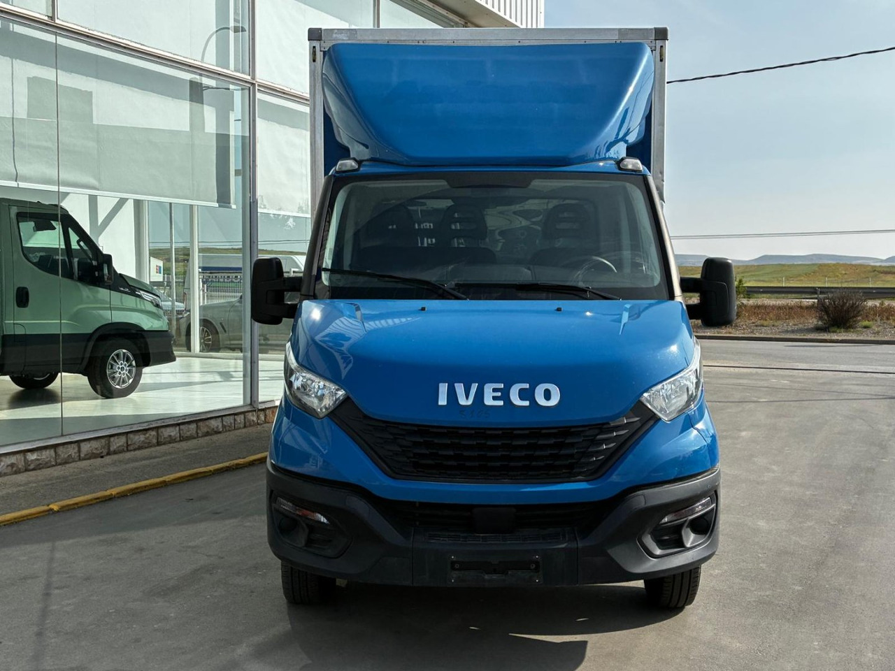 Caja cerrada IVECO 35C16 20m3 - Carrinha de contentor: foto 2 Caja cerrada IVECO 35C16 20m3 - Carrinha de contentor: foto 2