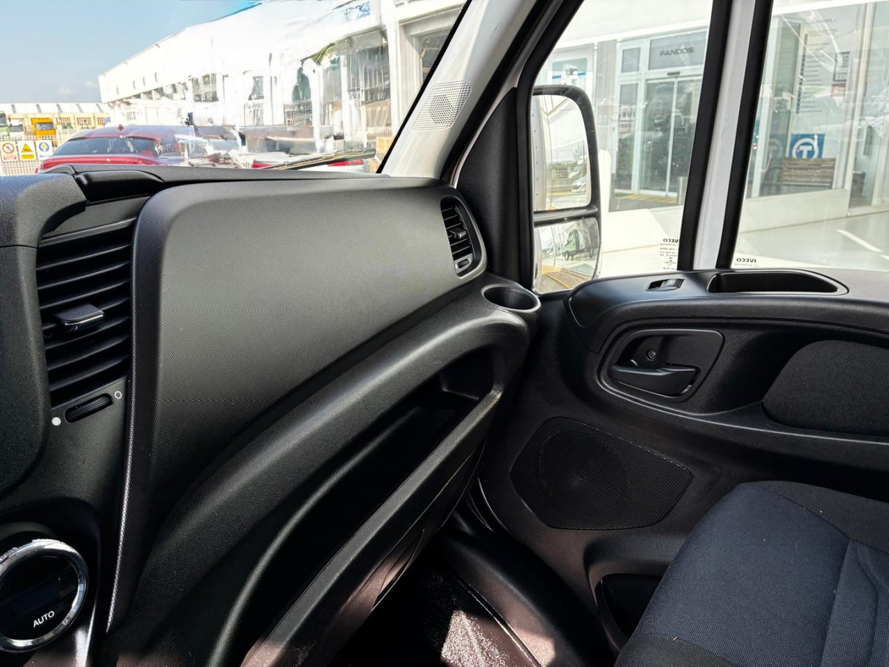 Carrinha de contentor Caja cerrada IVECO 35C16 20m3: foto 10