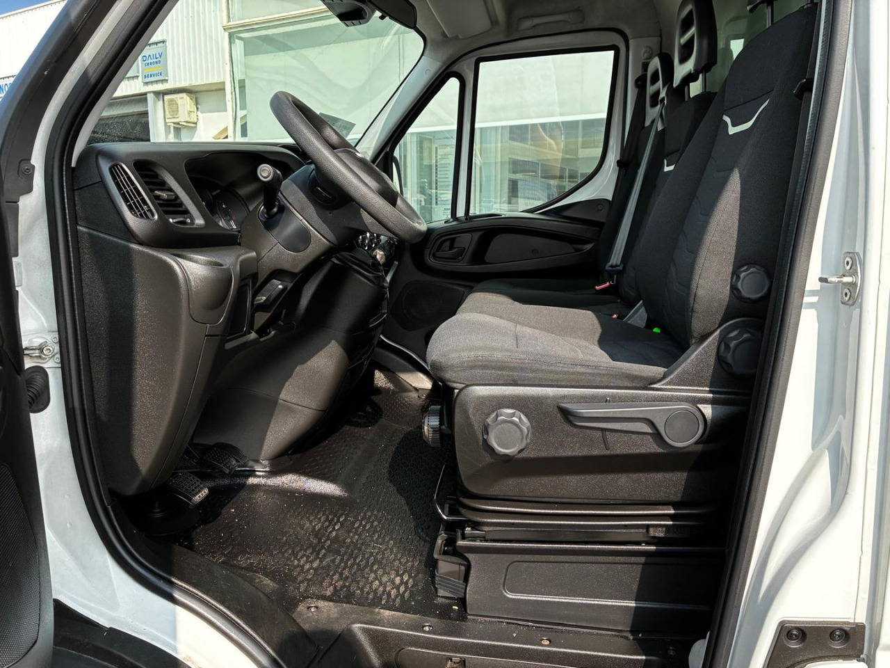 Carrinha de contentor Caja cerrada IVECO 35C16 20m3: foto 7