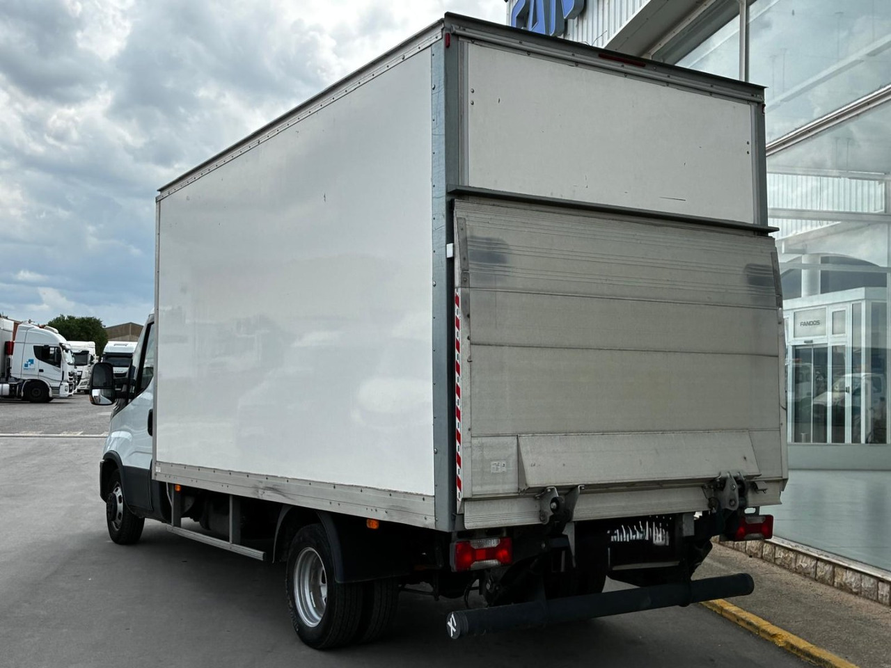 Caja cerrada IVECO 35C16 20m3 - Carrinha de contentor: foto 4 Caja cerrada IVECO 35C16 20m3 - Carrinha de contentor: foto 4