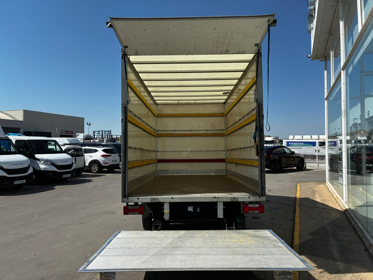 Caja cerrada IVECO 35C16 20m3 - Carrinha de contentor: foto 4 Caja cerrada IVECO 35C16 20m3 - Carrinha de contentor: foto 4