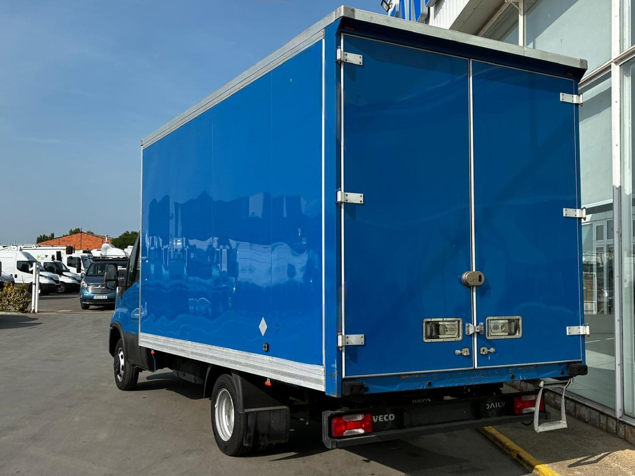 Caja cerrada IVECO 35C16 20m3 - Carrinha de contentor: foto 4 Caja cerrada IVECO 35C16 20m3 - Carrinha de contentor: foto 4