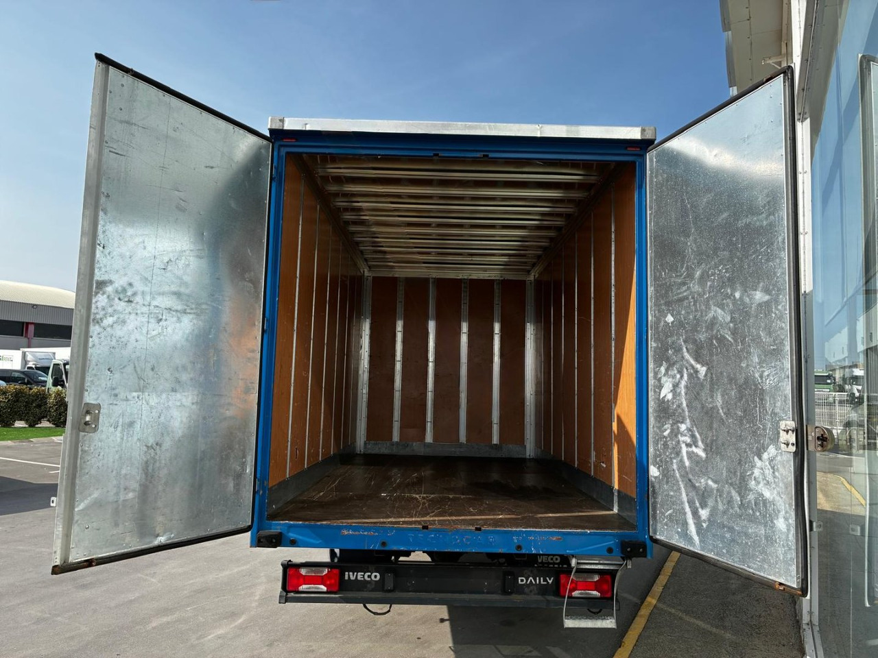 Caja cerrada IVECO 35C16 20m3 - Carrinha de contentor: foto 5 Caja cerrada IVECO 35C16 20m3 - Carrinha de contentor: foto 5
