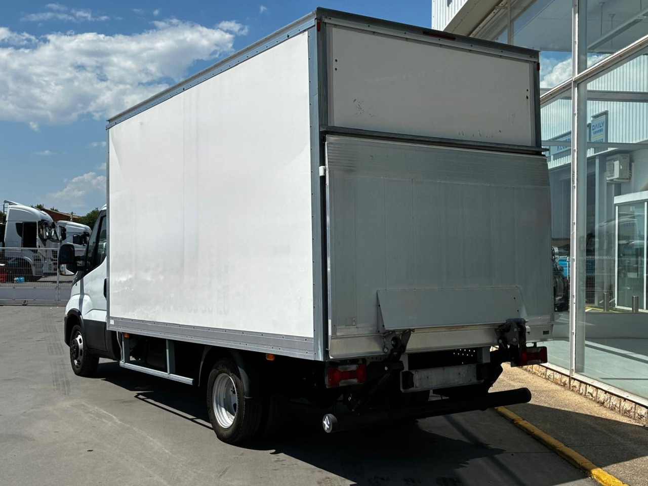 Caja cerrada IVECO 35C16 20m3 - Carrinha de contentor: foto 4 Caja cerrada IVECO 35C16 20m3 - Carrinha de contentor: foto 4