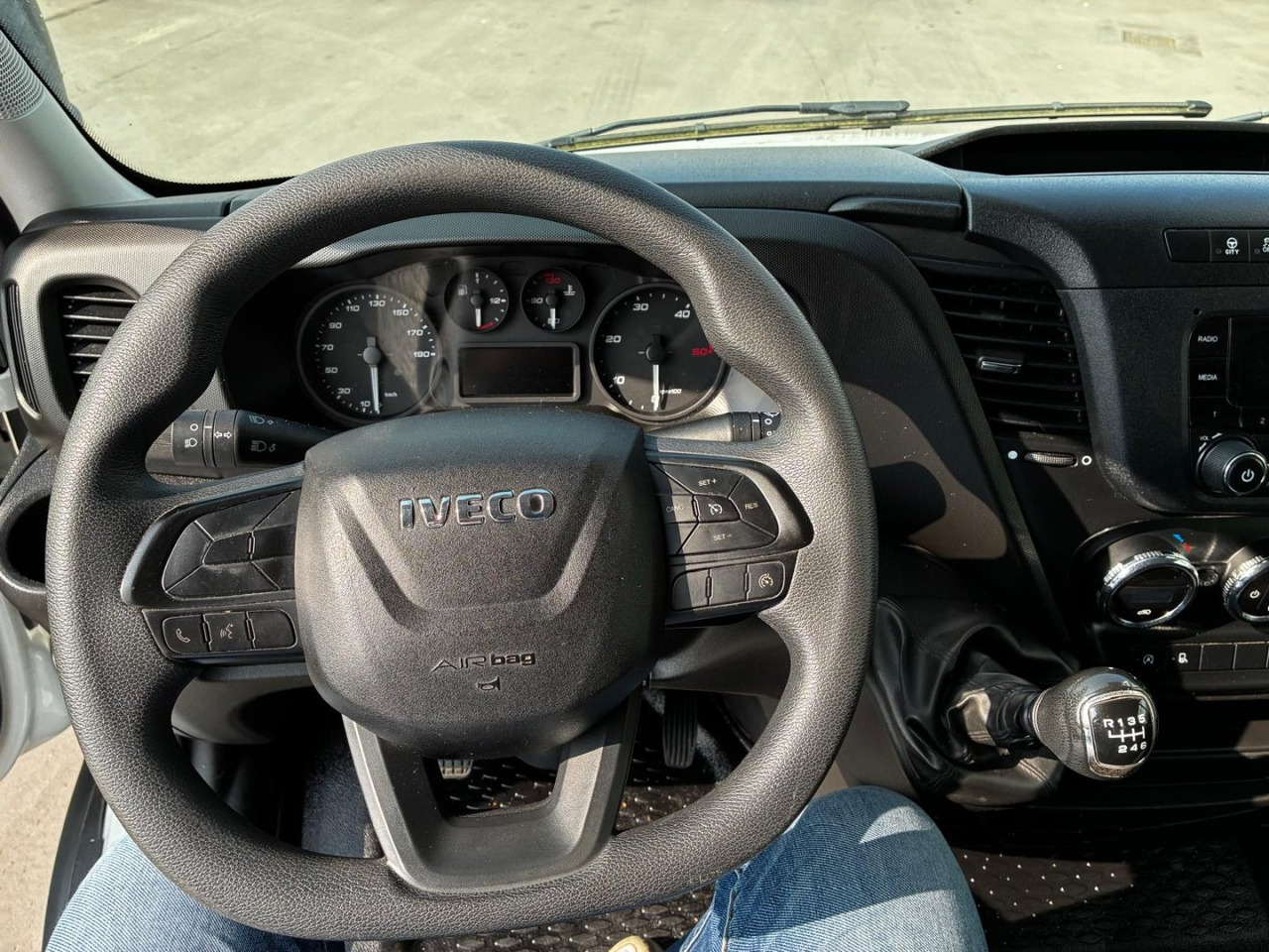 Carrinha de contentor Caja cerrada IVECO 35C16 20m3: foto 8