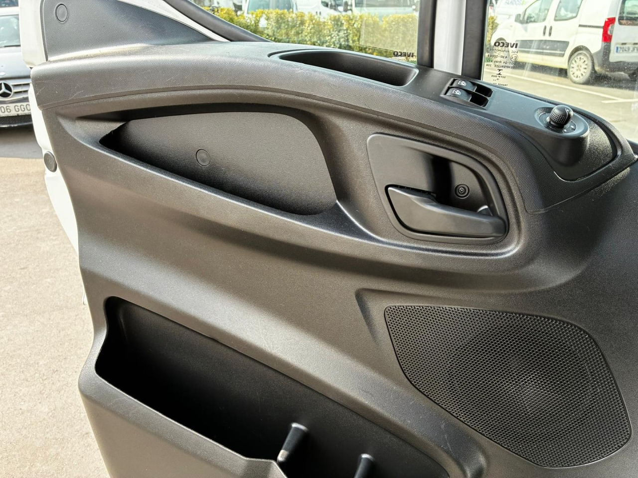 Carrinha de contentor Caja cerrada IVECO 35C16 20m3: foto 12