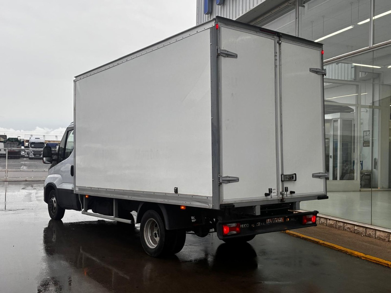 Caja cerrada IVECO 35C16 20m3 con puertas traseras - Carrinha de contentor: foto 4 Caja cerrada IVECO 35C16 20m3 con puertas traseras - Carrinha de contentor: foto 4