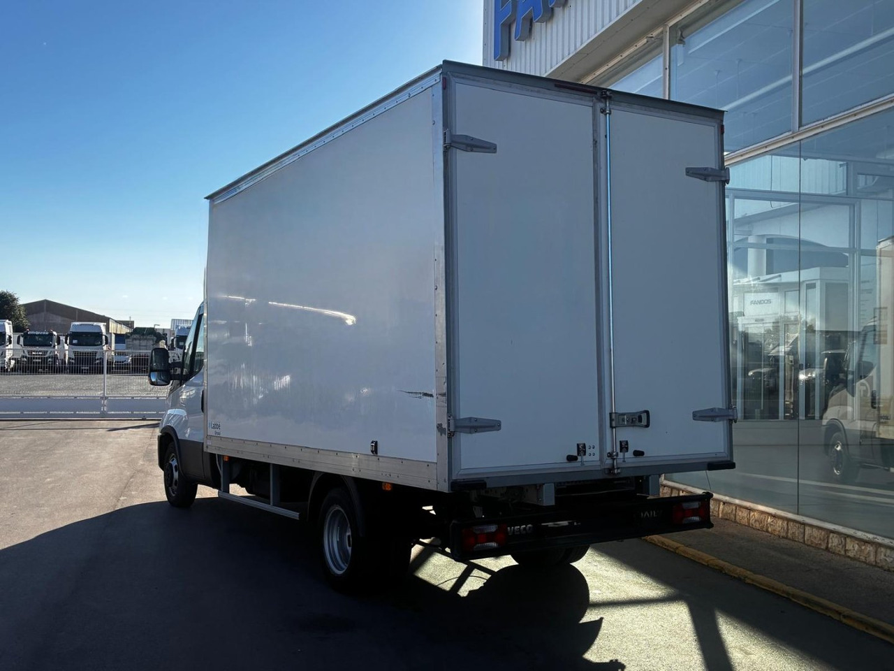 Caja cerrada IVECO 35C16 20m3 con puertas traseras - Carrinha de contentor: foto 4 Caja cerrada IVECO 35C16 20m3 con puertas traseras - Carrinha de contentor: foto 4