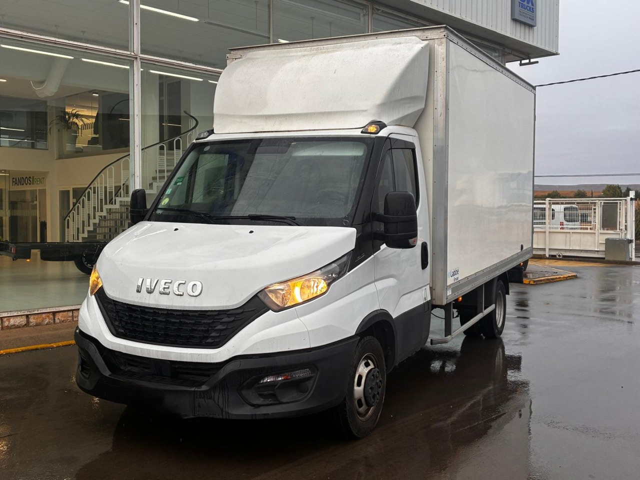 Caja cerrada IVECO 35C16 20m3 con puertas traseras - Carrinha de contentor: foto 1 Caja cerrada IVECO 35C16 20m3 con puertas traseras - Carrinha de contentor: foto 1