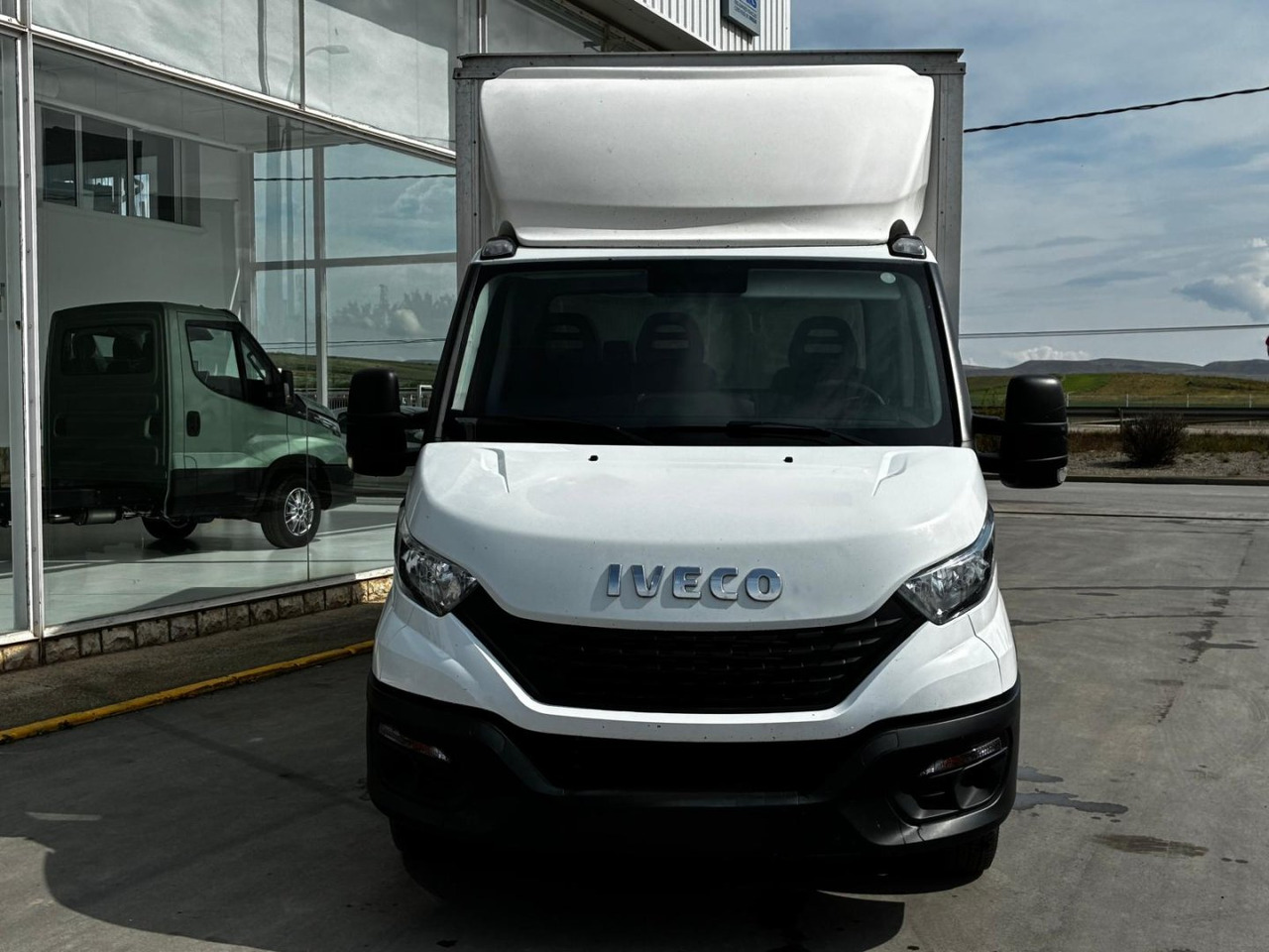 Caja cerrada IVECO 35C16 3.0 20m3 - Carrinha de contentor: foto 2 Caja cerrada IVECO 35C16 3.0 20m3 - Carrinha de contentor: foto 2