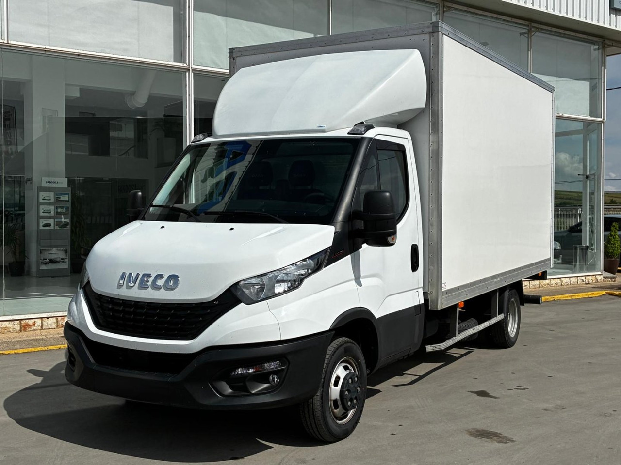 Caja cerrada IVECO 35C16 3.0 20m3 - Carrinha de contentor: foto 1 Caja cerrada IVECO 35C16 3.0 20m3 - Carrinha de contentor: foto 1
