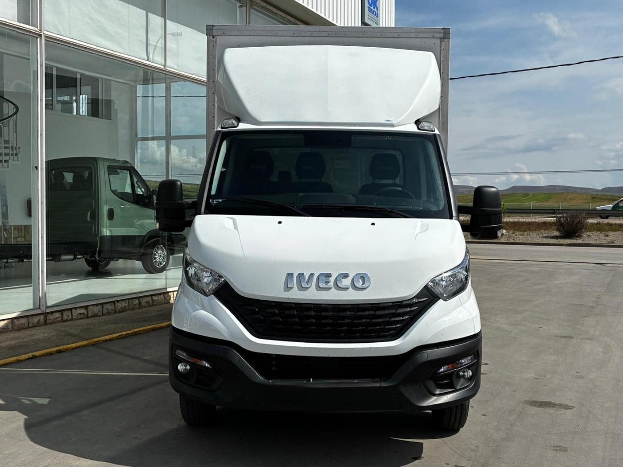 Caja cerrada IVECO 35C16 3.0 20m3 - Carrinha de contentor: foto 2 Caja cerrada IVECO 35C16 3.0 20m3 - Carrinha de contentor: foto 2
