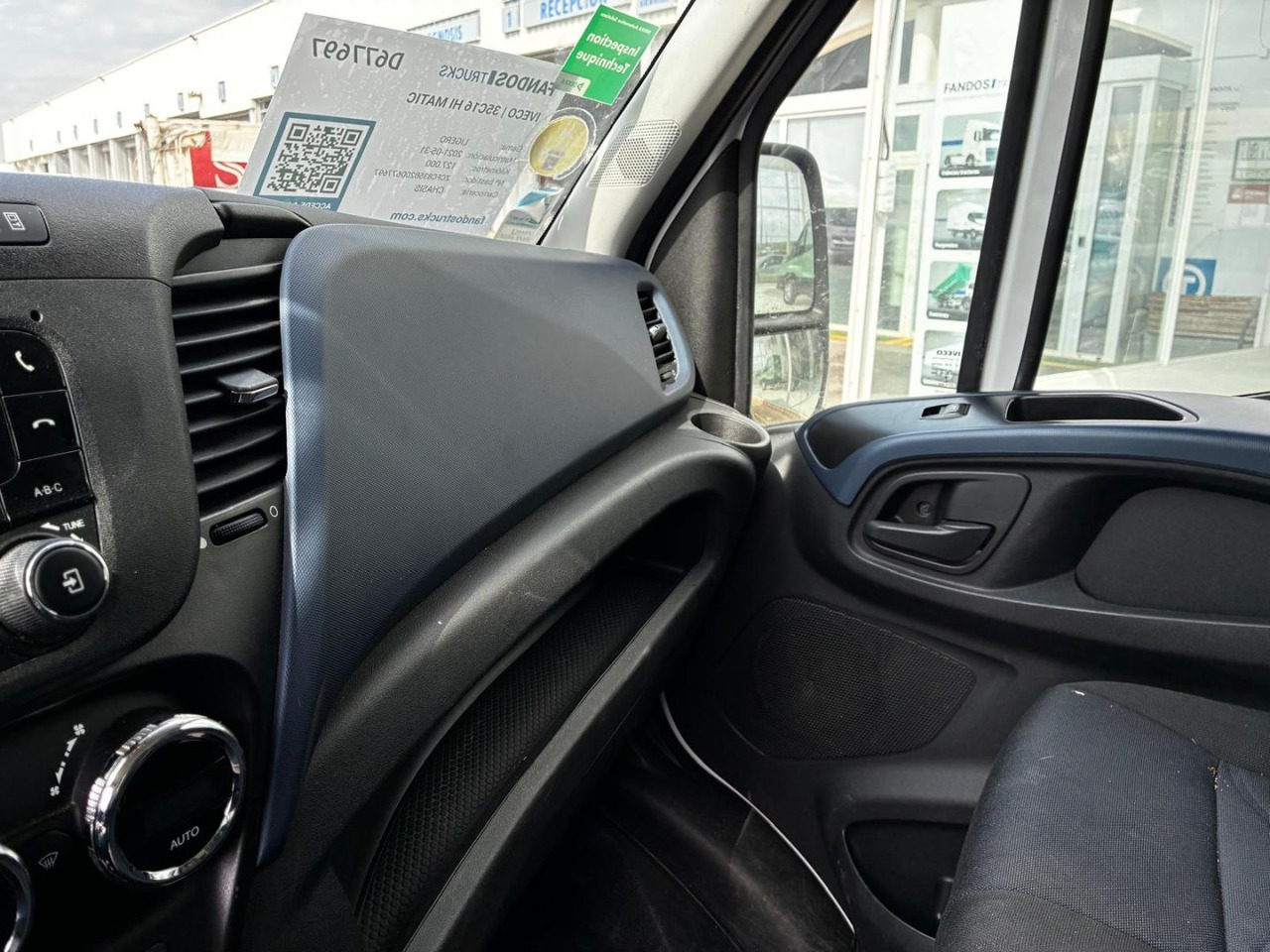 Carrinha de contentor Caja cerrada con plataforma elevadora IVECO 35C16  20m3 Automática: foto 10