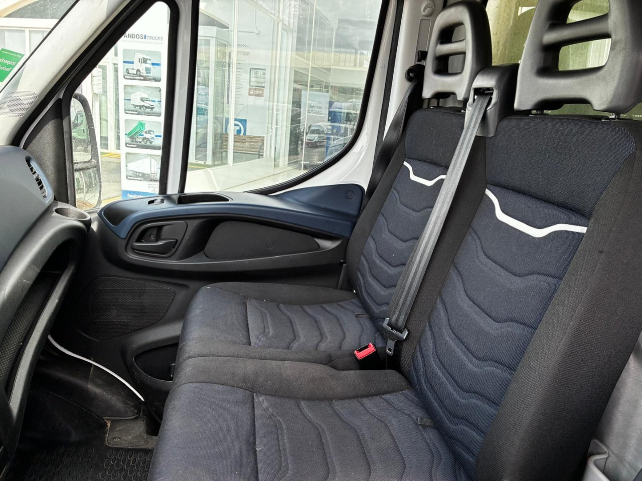 Carrinha de contentor Caja cerrada con plataforma elevadora IVECO 35C16  20m3 Automática: foto 11