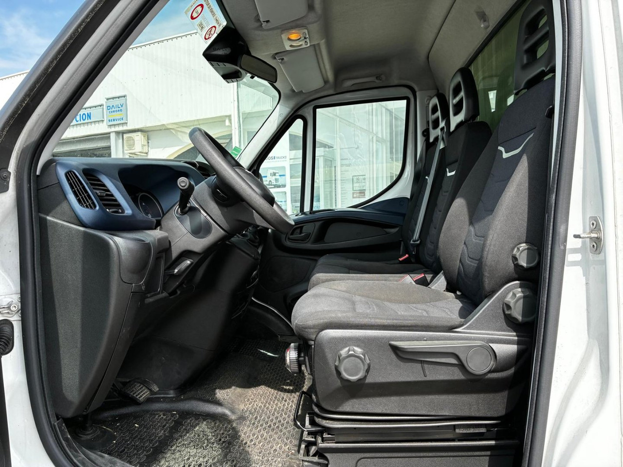 Carrinha de contentor Caja cerrada con plataforma elevadora IVECO 35C16  20m3 Automática: foto 7