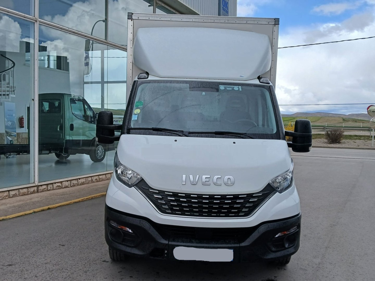 Caja cerrada con plataforma elevadora IVECO 35C16 20m3 Automática - Carrinha de contentor: foto 2 Caja cerrada con plataforma elevadora IVECO 35C16 20m3 Automática - Carrinha de contentor: foto 2