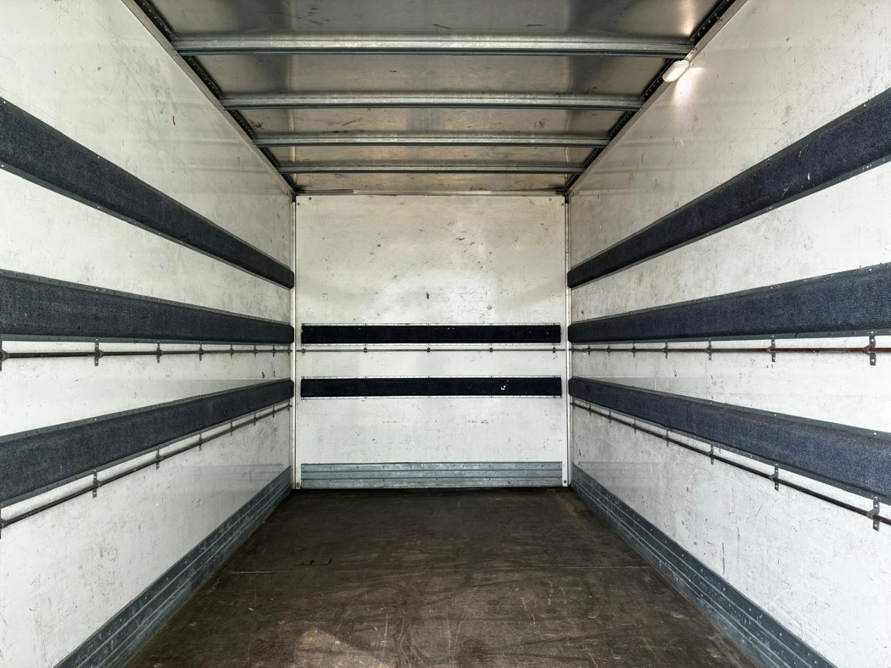Carrinha de contentor Caja cerrada con plataforma elevadora IVECO 35C16  20m3 Automática: foto 6