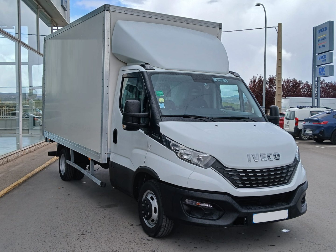 Caja cerrada con plataforma elevadora IVECO 35C16 20m3 Automática - Carrinha de contentor: foto 3 Caja cerrada con plataforma elevadora IVECO 35C16 20m3 Automática - Carrinha de contentor: foto 3