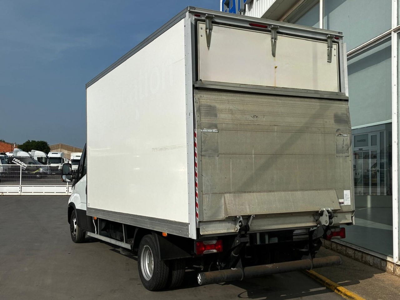 Caja cerrada con plataforma elevadora IVECO 35C16 20m3 - Carrinha de contentor: foto 4 Caja cerrada con plataforma elevadora IVECO 35C16 20m3 - Carrinha de contentor: foto 4