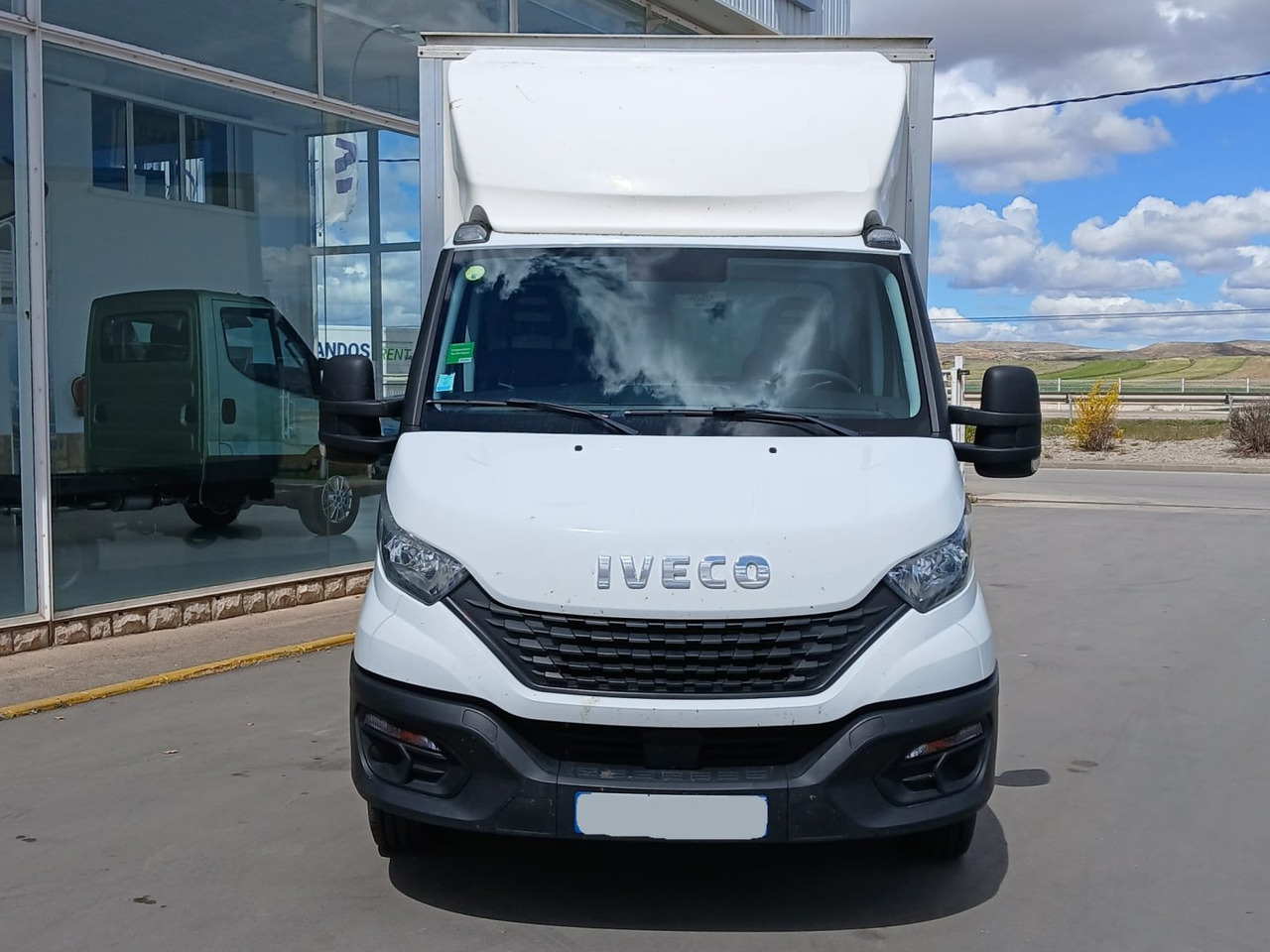 Caja cerrada con plataforma elevadora IVECO 35C16 20m3 - Carrinha de contentor: foto 2 Caja cerrada con plataforma elevadora IVECO 35C16 20m3 - Carrinha de contentor: foto 2