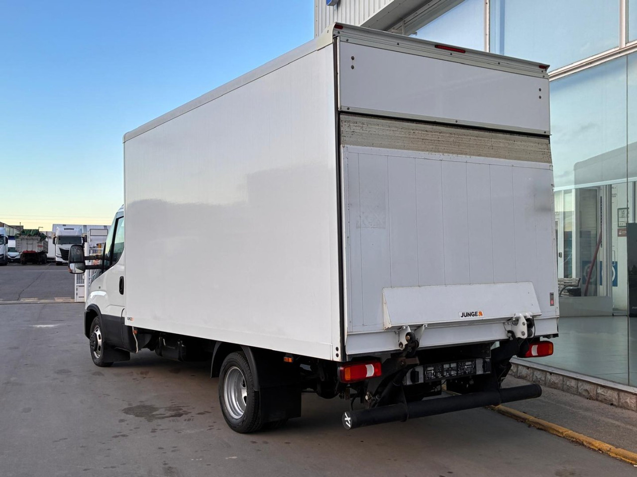 Caja cerrada con plataforma elevadora IVECO 35C16 20m3 - Carrinha de contentor: foto 4 Caja cerrada con plataforma elevadora IVECO 35C16 20m3 - Carrinha de contentor: foto 4