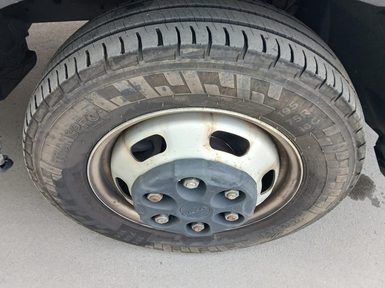 Carrinha de contentor Caja cerrada con plataforma elevadora IVECO 35C16 20m3: foto 12