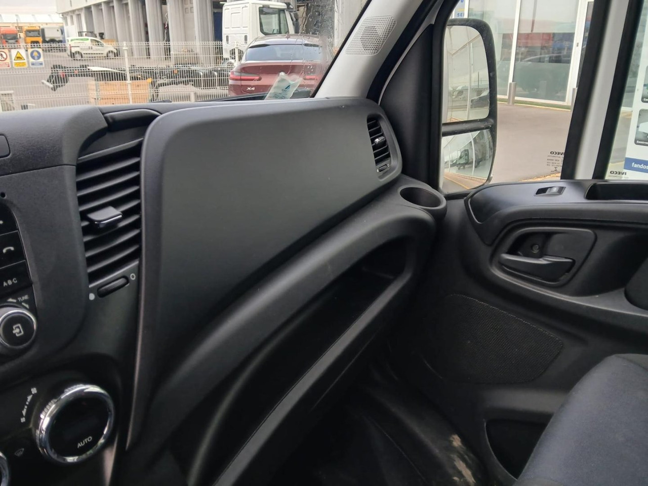 Carrinha de contentor Caja cerrada con plataforma elevadora IVECO 35C16 20m3: foto 10