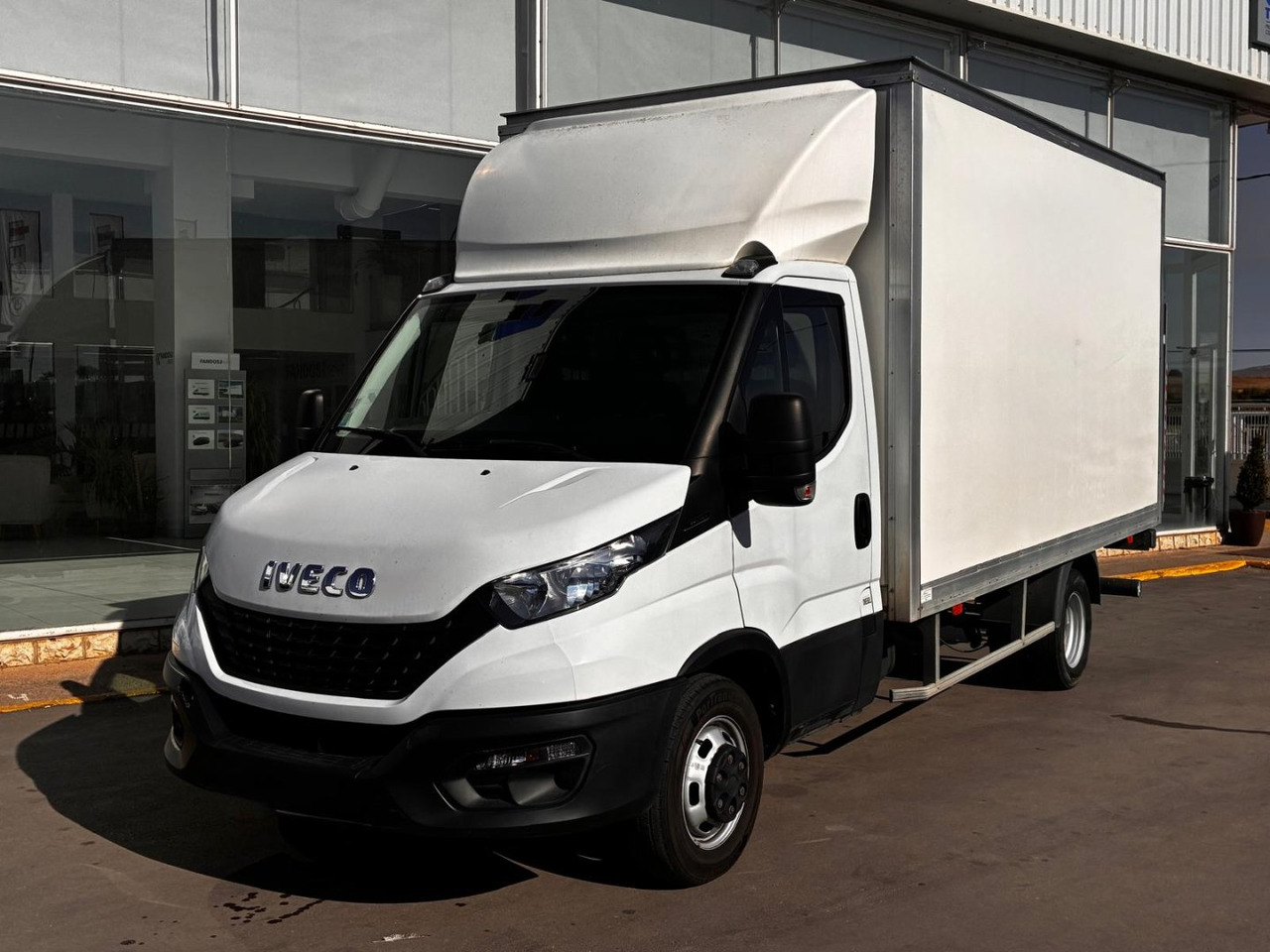 Caja cerrada con plataforma elevadora IVECO 35C16 20m3 - Carrinha de contentor: foto 1 Caja cerrada con plataforma elevadora IVECO 35C16 20m3 - Carrinha de contentor: foto 1