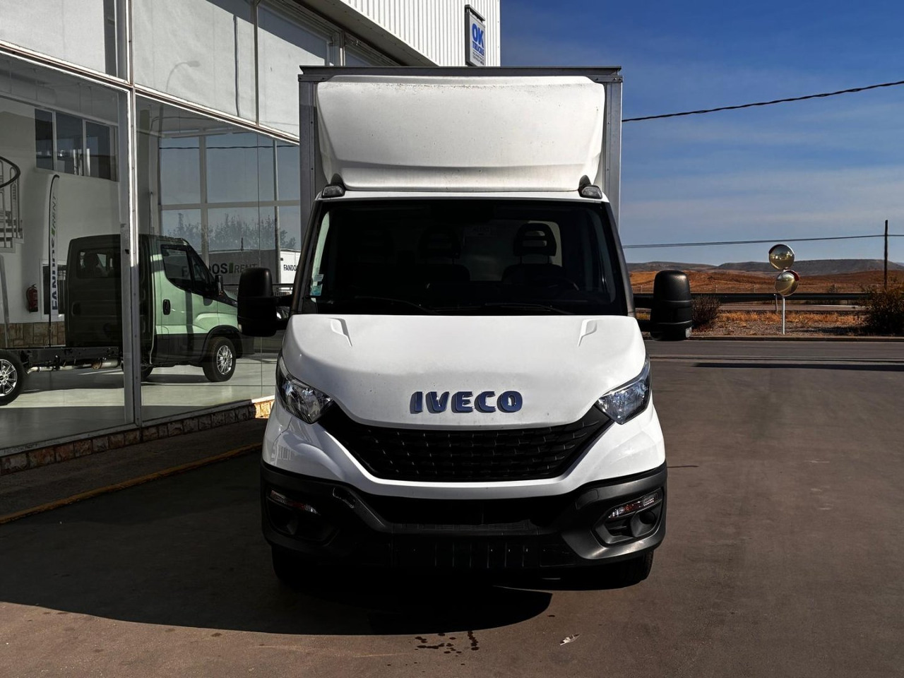 Caja cerrada con plataforma elevadora IVECO 35C16 20m3 - Carrinha de contentor: foto 2 Caja cerrada con plataforma elevadora IVECO 35C16 20m3 - Carrinha de contentor: foto 2