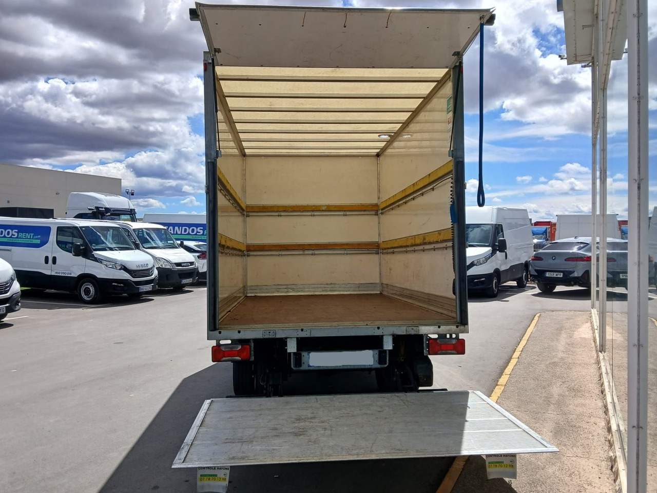 Caja cerrada con plataforma elevadora IVECO 35C16 20m3 - Carrinha de contentor: foto 5 Caja cerrada con plataforma elevadora IVECO 35C16 20m3 - Carrinha de contentor: foto 5