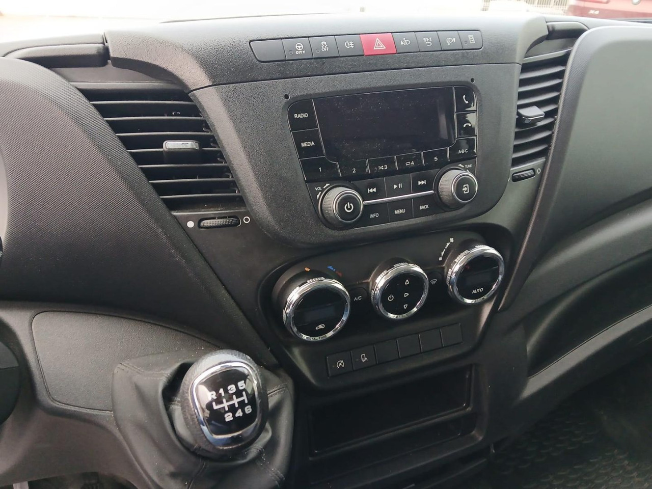 Carrinha de contentor Caja cerrada con plataforma elevadora IVECO 35C16 20m3: foto 8