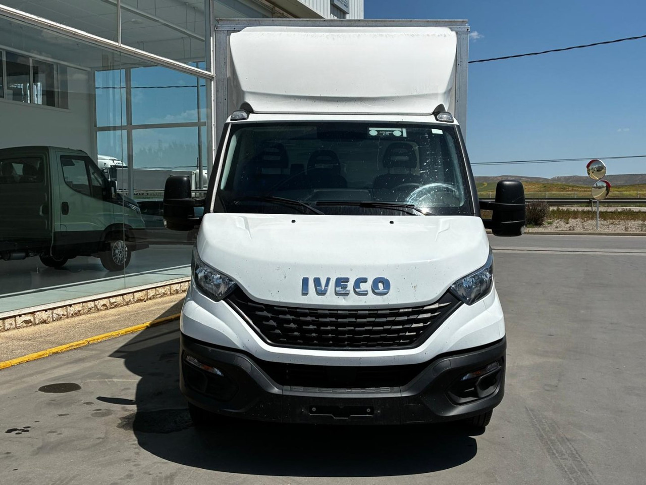 Caja cerrada con plataforma elevadora IVECO 35C16 20m3 - Carrinha de contentor: foto 2 Caja cerrada con plataforma elevadora IVECO 35C16 20m3 - Carrinha de contentor: foto 2