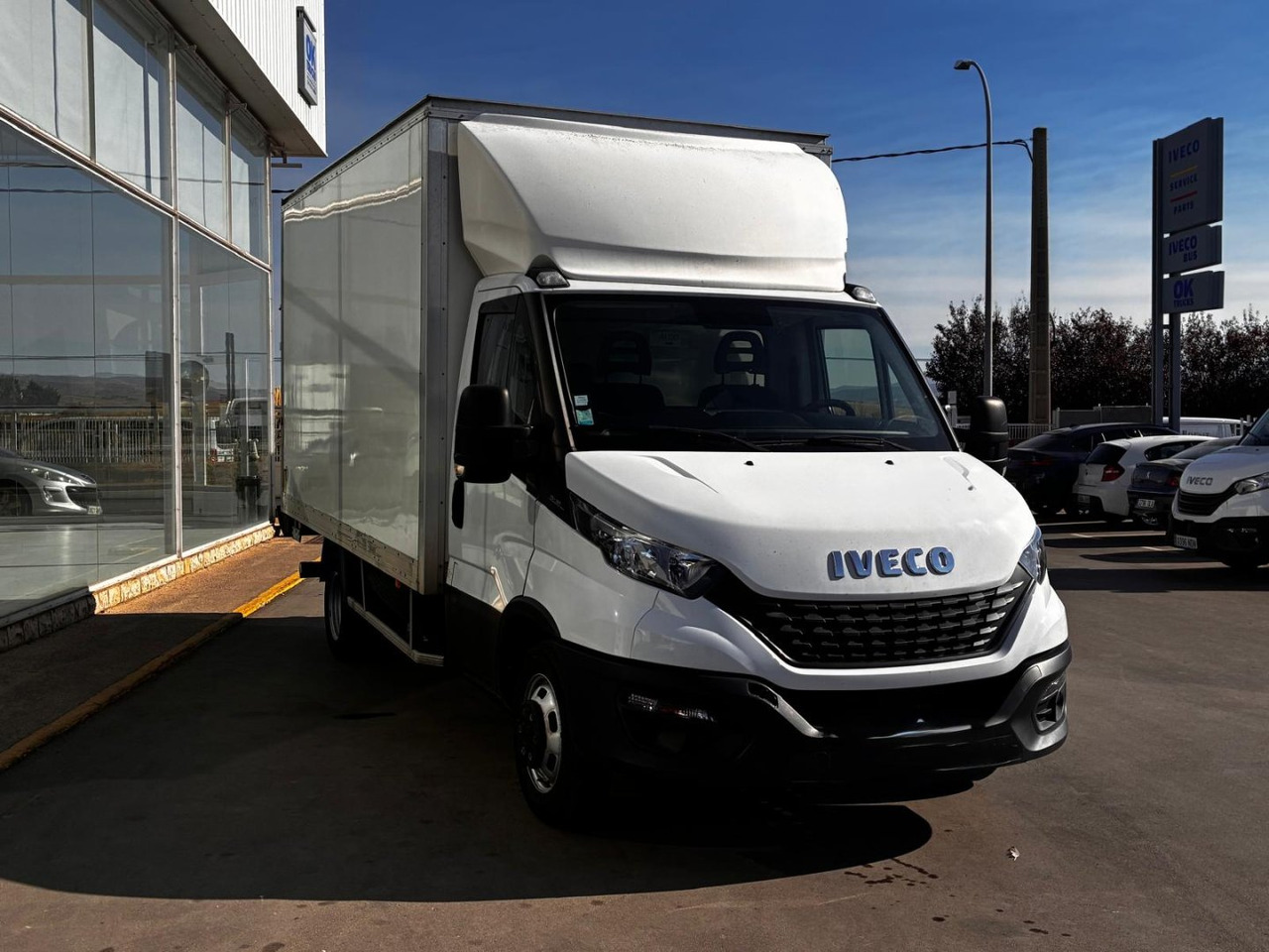 Caja cerrada con plataforma elevadora IVECO 35C16 20m3 - Carrinha de contentor: foto 3 Caja cerrada con plataforma elevadora IVECO 35C16 20m3 - Carrinha de contentor: foto 3