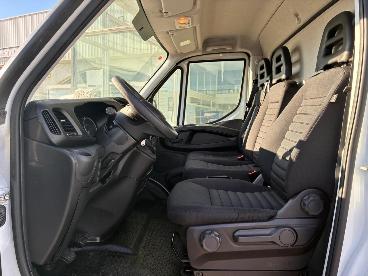 Caja cerrada con plataforma elevadora IVECO 35C16 20m3 - Carrinha de contentor: foto 5 Caja cerrada con plataforma elevadora IVECO 35C16 20m3 - Carrinha de contentor: foto 5