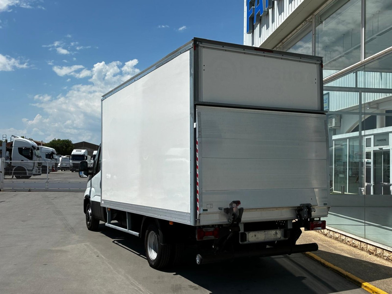 Caja cerrada con plataforma elevadora IVECO 35C16 20m3 - Carrinha de contentor: foto 4 Caja cerrada con plataforma elevadora IVECO 35C16 20m3 - Carrinha de contentor: foto 4