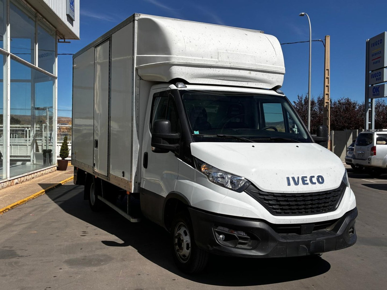 Caja cerrada con plataforma elevadora IVECO 35C16 20m3 con puerta lateral - Carrinha de contentor: foto 3 Caja cerrada con plataforma elevadora IVECO 35C16 20m3 con puerta lateral - Carrinha de contentor: foto 3