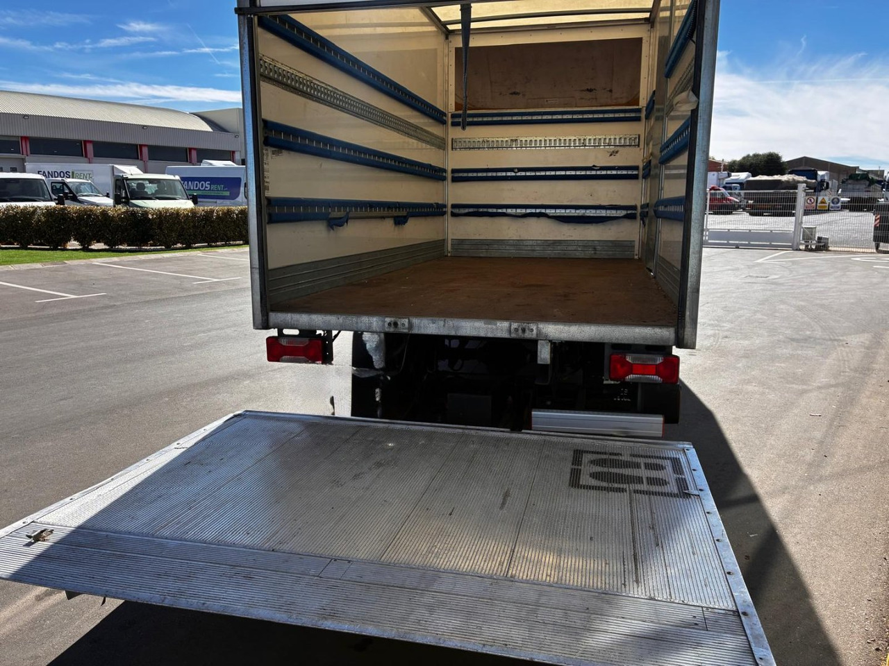 Caja cerrada con plataforma elevadora IVECO 35C16 20m3 con puerta lateral - Carrinha de contentor: foto 5 Caja cerrada con plataforma elevadora IVECO 35C16 20m3 con puerta lateral - Carrinha de contentor: foto 5