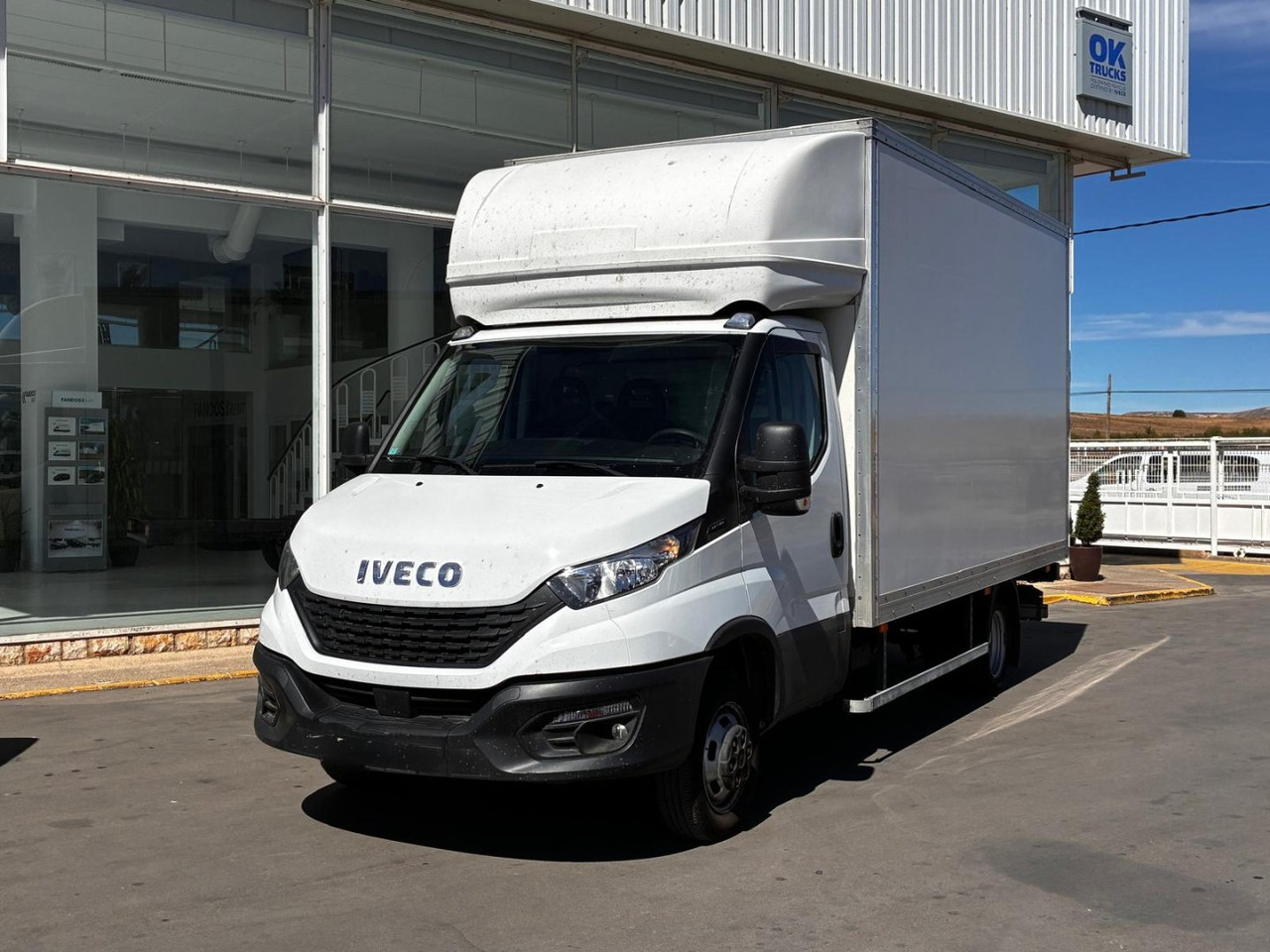 Caja cerrada con plataforma elevadora IVECO 35C16 20m3 con puerta lateral - Carrinha de contentor: foto 1 Caja cerrada con plataforma elevadora IVECO 35C16 20m3 con puerta lateral - Carrinha de contentor: foto 1