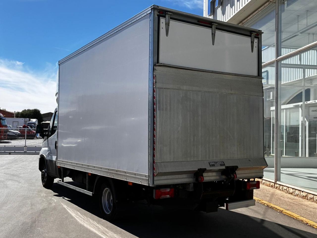 Caja cerrada con plataforma elevadora IVECO 35C16 20m3 con puerta lateral - Carrinha de contentor: foto 4 Caja cerrada con plataforma elevadora IVECO 35C16 20m3 con puerta lateral - Carrinha de contentor: foto 4